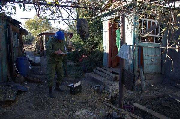 Последствия обстрела поселка Марьевка в Луганской области Последствия обстрела поселка Марьевка в Луганской области