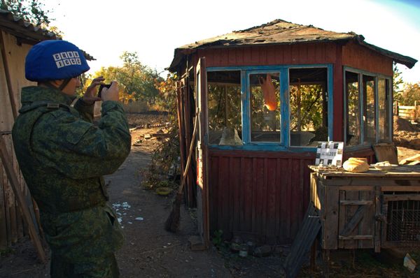 Последствия обстрела поселка Марьевка в Луганской области