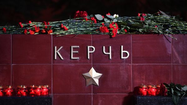 Цветы в память о погибших при нападении на колледж в Керчи