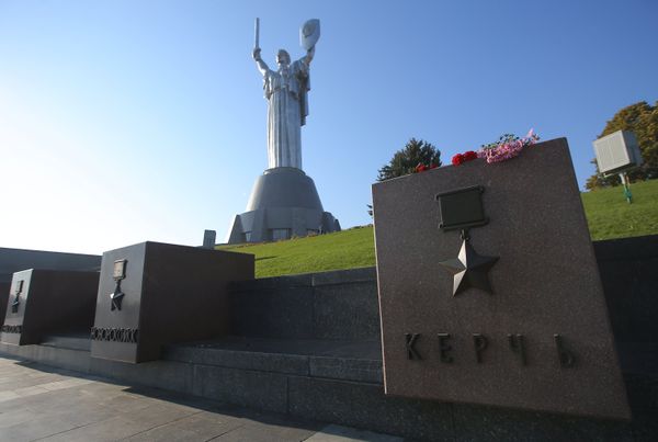 Цветы в Киеве в память о жертвах трагедии в Керчи Цветы в Киеве в память о жертвах трагедии в Керчи