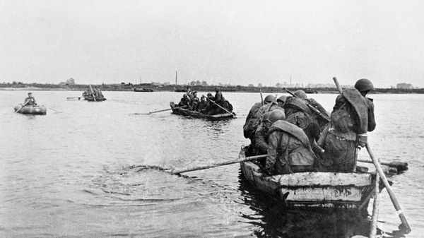 Советские войска форсируют Днепр во время Великой отечественной войны