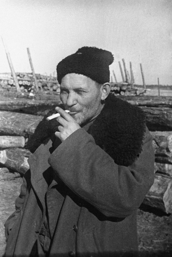 Сидор Артемьевич Ковпак - командир Путивльского партизанского отряда (позднее - Сумского партизанского соединения, еще позднее - 1-й Украинской партизанской дивизии), член ЦК КП(б) Украины, генерал-майор, дважды герой Советского Союза. Великая Отечественная война (1941-1945).