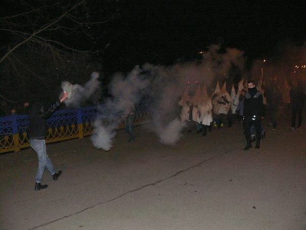 Нацисты отметили Хэллоуин в Сумах в костюмах Ку-клукс-клана и боевиков ИГ