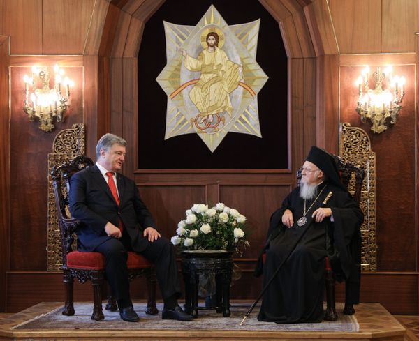 П. Порошенко и патриарх Варфоломей подписали договор о сотрудничестве между Украиной и Константинопольским патриархатом