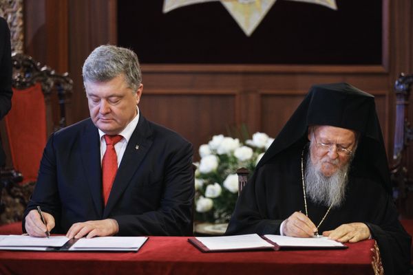П. Порошенко и патриарх Варфоломей подписали договор о сотрудничестве между Украиной и Константинопольским патриархатом П. Порошенко и патриарх Варфоломей подписали договор о сотрудничестве между Украиной и Константинопольским патриархатом