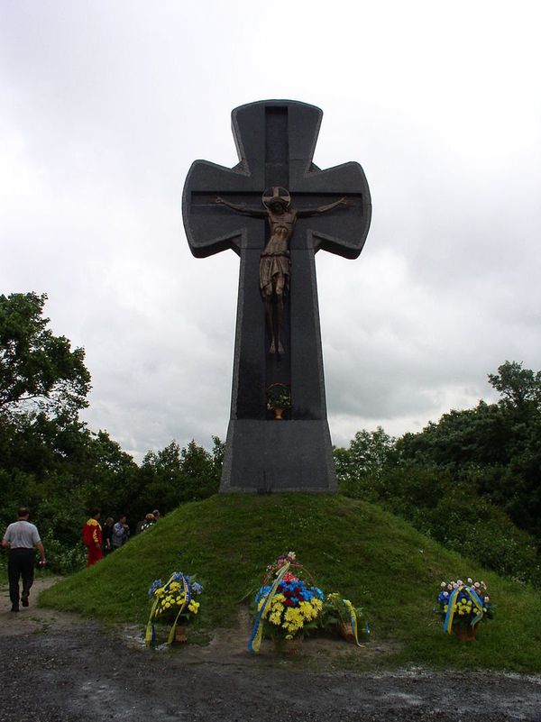 Памятник жертвам взятия Батурина, установленный правительством Украины в 2006 году Памятник жертвам взятия Батурина, установленный правительством Украины в 2006 году