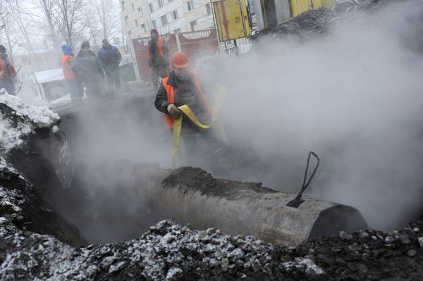 Прорыв трубы отопления в Кировском районе Санкт-Петербурга