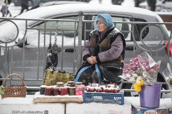 Киев снег улица вид жители продажа пенсионер продукты Киев снег улица вид жители продажа пенсионер продукты