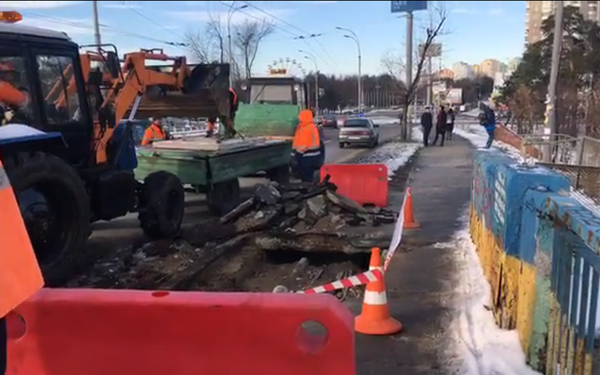 В Киеве провалился мост авария ремонт В Киеве провалился мост авария ремонт