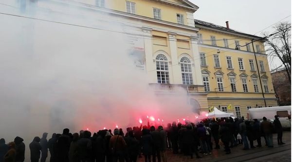 Во Львове участники «АТО» пикетируют здание горсовета Во Львове участники «АТО» пикетируют здание горсовета