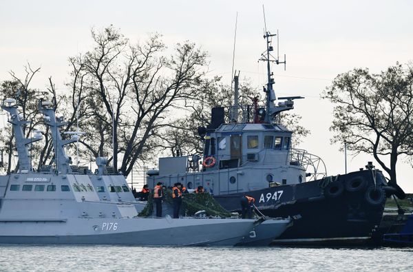 Задержанные украинские корабли доставлены в порт Керчи