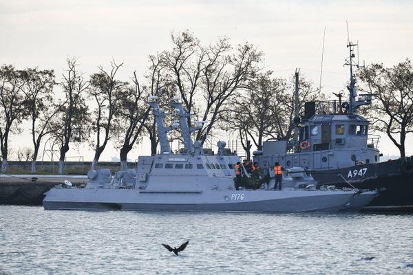 Задержанные украинские корабли доставлены в порт Керчи Задержанные украинские корабли доставлены в порт Керчи