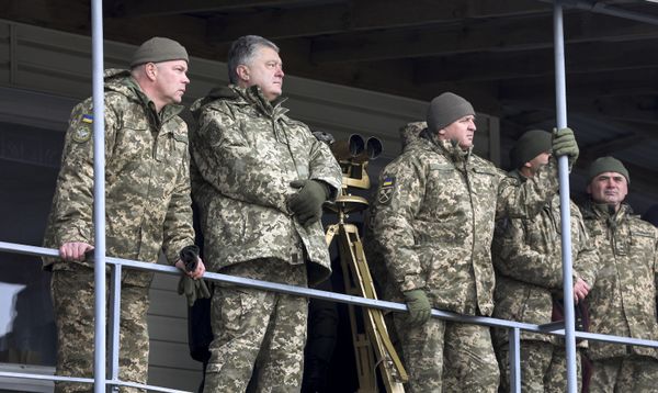 Президент Украины П. Порошенко посетил тактические учения десантно-штурмовых войск в Житомирской области Президент Украины П. Порошенко посетил тактические учения десантно-штурмовых войск в Житомирской области