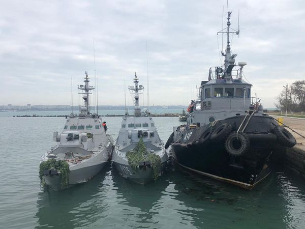 Задержанные украинские корабли доставлены в порт Керчи