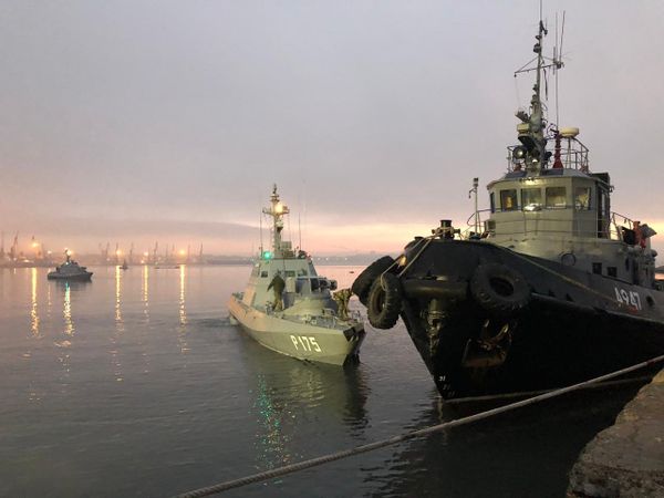Задержанные украинские корабли доставлены в порт Керчи