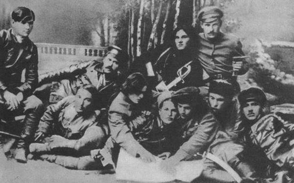  1919._Махно_среди_командиров_повстанцев,_Бердянск