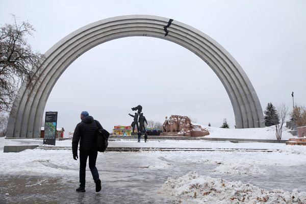 Изображение трещины наклеили на Арку дружбы народов в Киеве