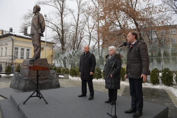 Президент РФ В. Путин принял участие в церемонии открытия памятника писателю А. Солженицыну