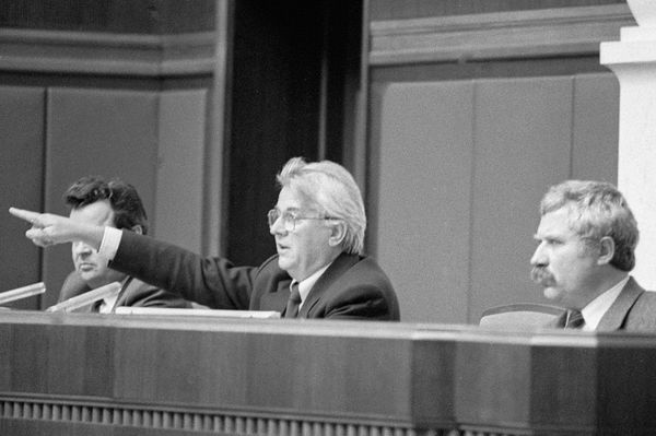 Руководство Верховной Рады первого созыва: Иван Плющ, Леонид Кравчук, Владимир Гринёв. 1 августа 1991 года Руководство Верховной Рады первого созыва: Иван Плющ, Леонид Кравчук, Владимир Гринёв. 1 августа 1991 года
