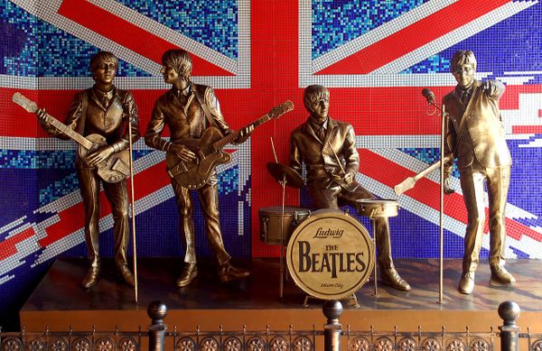 Памятник «The Beatles» в Донецке Памятник «The Beatles» в Донецке