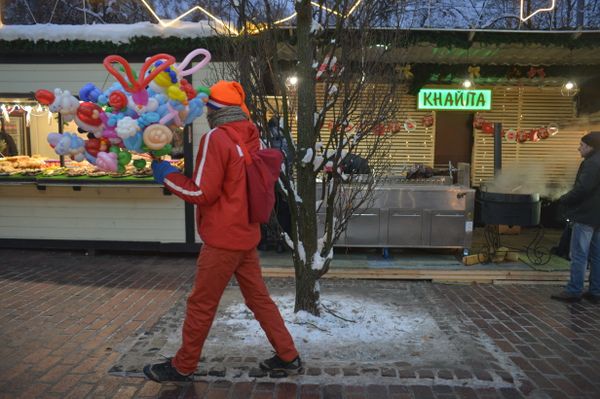 Киев предновогодний Новый год шары прохожий жители Киев предновогодний Новый год шары прохожий жители