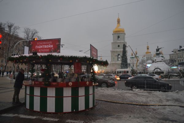 Киев предновогодний Новый год улица прохожий жители автомобиль машина Софийская площадь памятник хмельницкому Киев предновогодний Новый год улица прохожий жители автомобиль машина Софийская площадь памятник хмельницкому