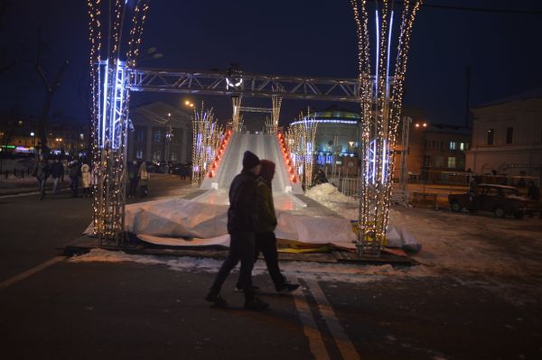 Киев предновогодний Новый год улица прохожий горка Киев предновогодний Новый год улица прохожий горка