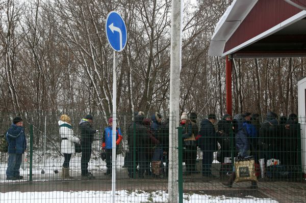Люди на пункте пропуска Нехотеевка на российско-украинской границе в Белгородской области Люди на пункте пропуска Нехотеевка на российско-украинской границе в Белгородской области