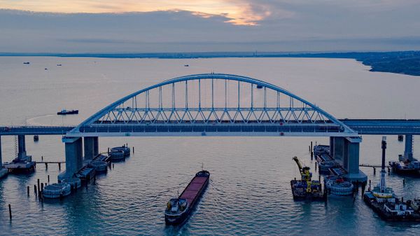 Фарватерный участок Крымского моста обезопасили от столкновения с судами