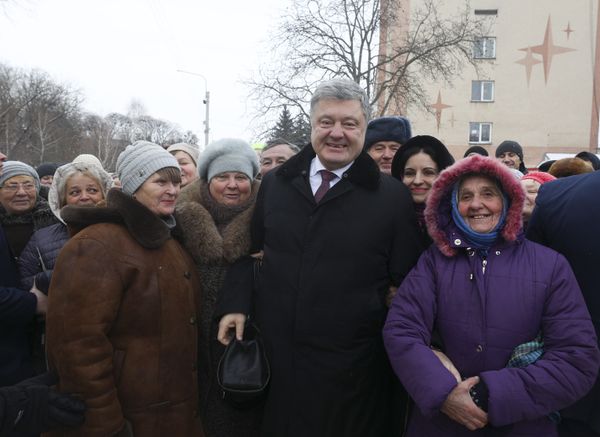 Порошенко пенсионеры жители сумка