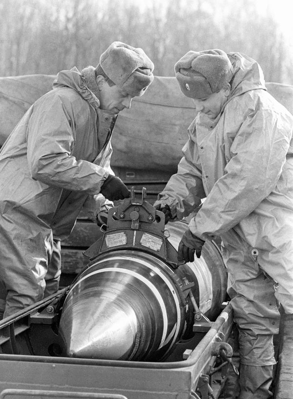  Военные укладывают ядерные боеголовки в контейнеры для вывоза по договору СНВ-1