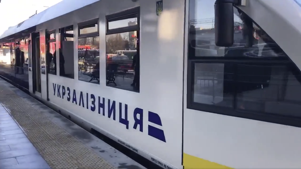 Укрзализныця эмблема вагон украинский железные дороги железная дорога Борисполь железнодорожный вокзал поезд Укрзализныця эмблема вагон украинский железные дороги железная дорога Борисполь железнодорожный вокзал поезд