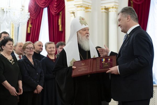 Порошенко вручает звезду героя Филарету Денисенко