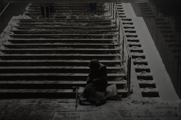 Киев Украина нищий переход попрошайка пенсионер, бомж, старуха нищета