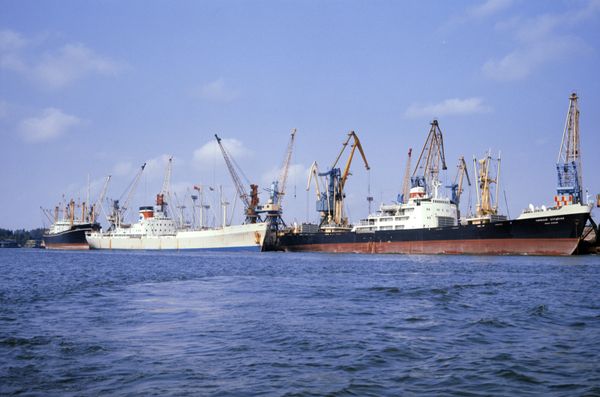 Корабли в Херсонском морском торговом порту.
