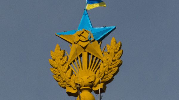 Неизвестные выкрасили звезду на шпиле высотки на Котельнической набережной в голубой цвет