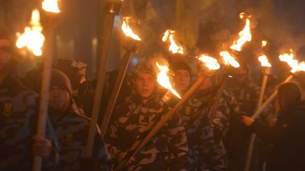 Националисты провели в центре Киева факельное шествие памяти героев Крут