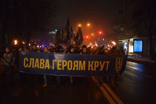 Националисты провели в центре Киева факельное шествие памяти героев Крут