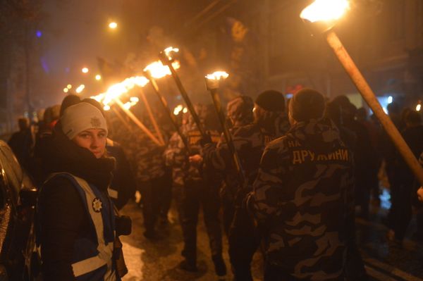 Националисты провели в центре Киева факельное шествие памяти героев Крут