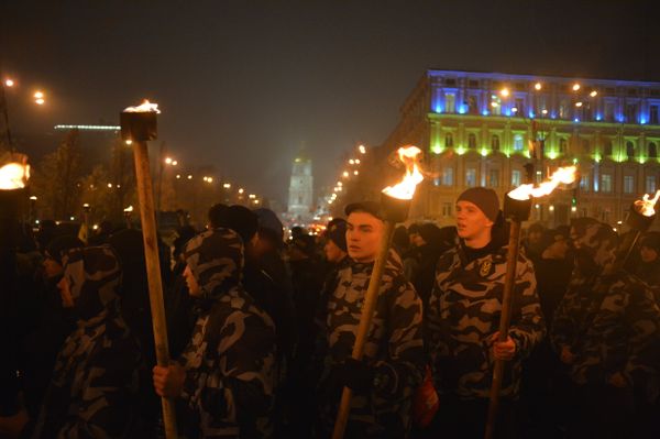 Националисты провели в центре Киева факельное шествие памяти героев Крут
