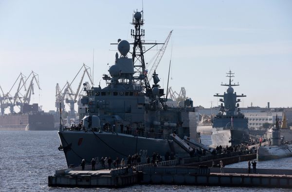 Немецкий фрегат Карлсруэ в Санкт-Петербурге Немецкий фрегат Карлсруэ в Санкт-Петербурге