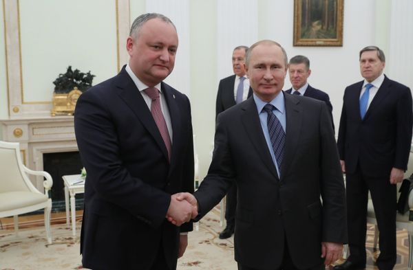 Президент РФ В. Путин встретился с президентом Молдавии И. Додоном