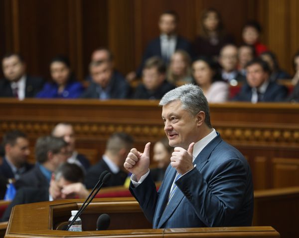 Порошенко палец жест радость
