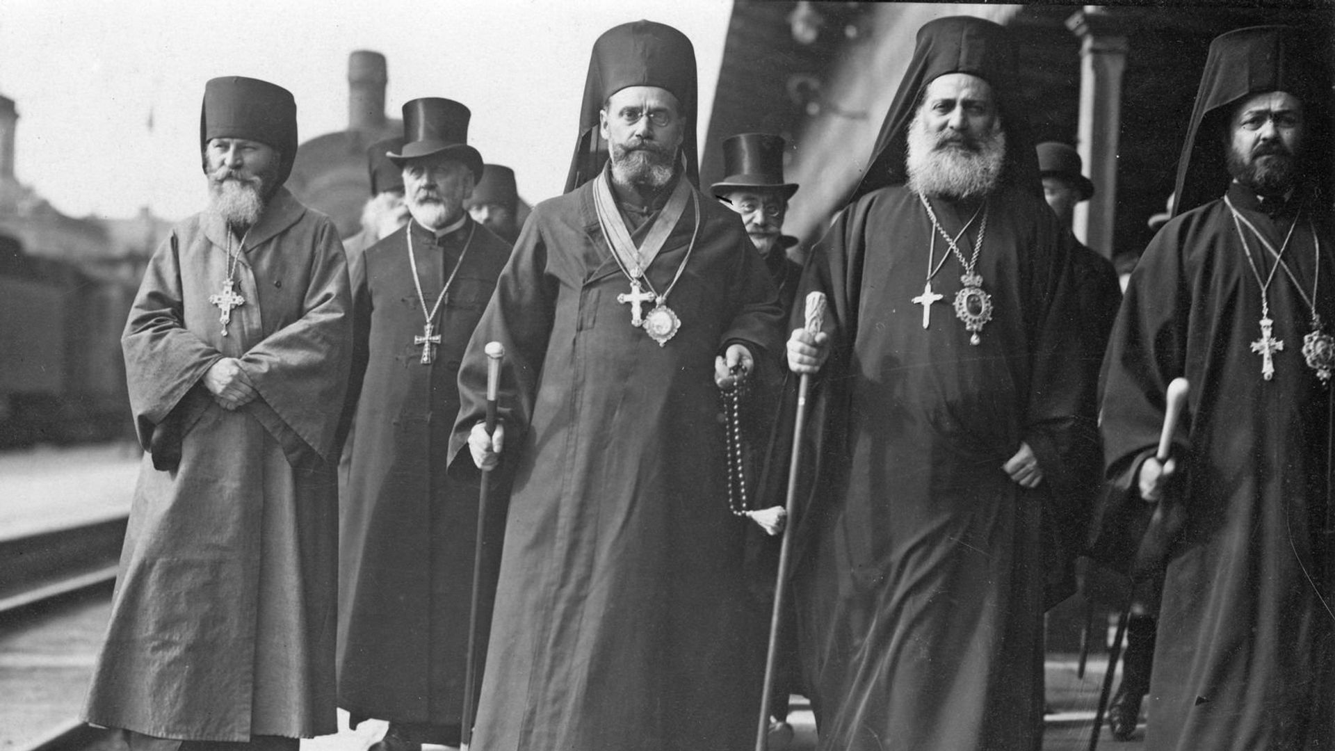 Делегация Константинопольского патриарха на Варшавском вокзале прибыла освятить православную автокефалию Польши, сентябрь 1925 года. Митрополиты Буковинский Нектарий (Котлярчук), Халкидонский Иоахим и Сардский Германий - на переднем плане. За ними в цилиндрах шествуют польские православные иерархи Делегация Константинопольского патриарха на Варшавском вокзале прибыла освятить православную автокефалию Польши, сентябрь 1925 года. Митрополиты Буковинский Нектарий (Котлярчук), Халкидонский Иоахим и Сардский Германий - на переднем плане. За ними в цилиндрах шествуют польские православные иерархи - РИА Новости, 1920, 08.02.2025