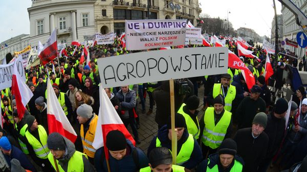 Акция протеста фермеров у президентского дворца в Варшаве Акция протеста фермеров у президентского дворца в Варшаве