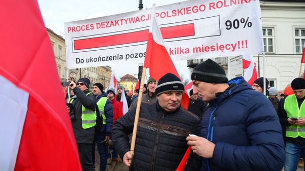 Акция протеста фермеров у президентского дворца в Варшаве