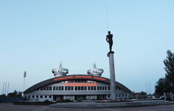  Региональный спортивный комплекс Олимпийский и памятник Сергею Бубке в Донецке. 17.05.2014
