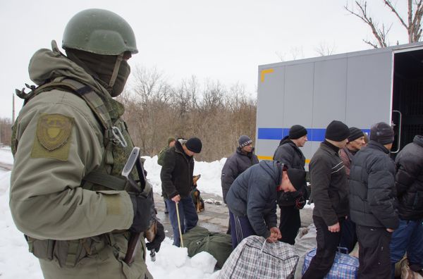 Передача военнопленных Украине представителями ЛНР