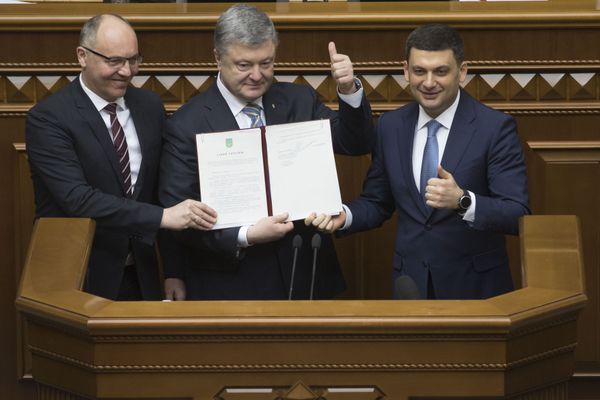 Парубий Порошенк Гройсман Конституция в ЕС и в НАТО