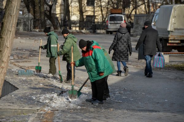 Дорога Киев улица машины весна дворники рабочие жилищно-коммунальные службы лопаты жители Дорога Киев улица машины весна дворники рабочие жилищно-коммунальные службы лопаты жители